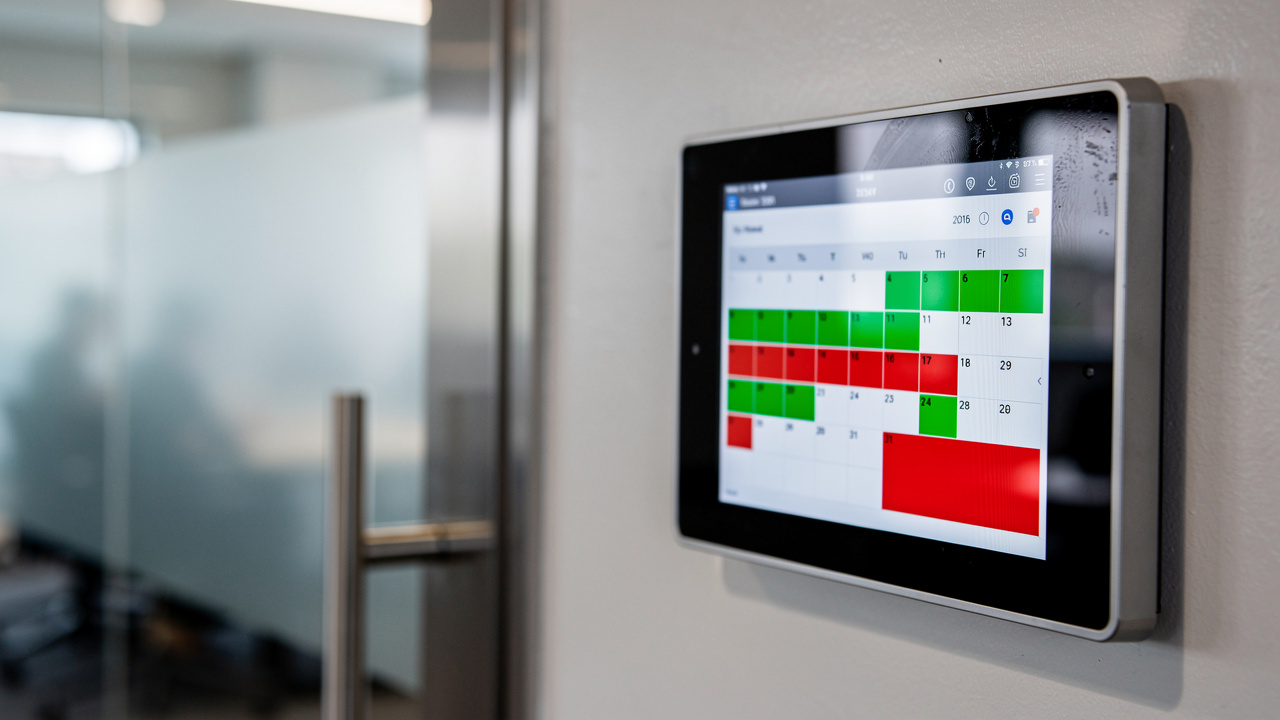 Painel digital de reserva de sala em escritório corporativo