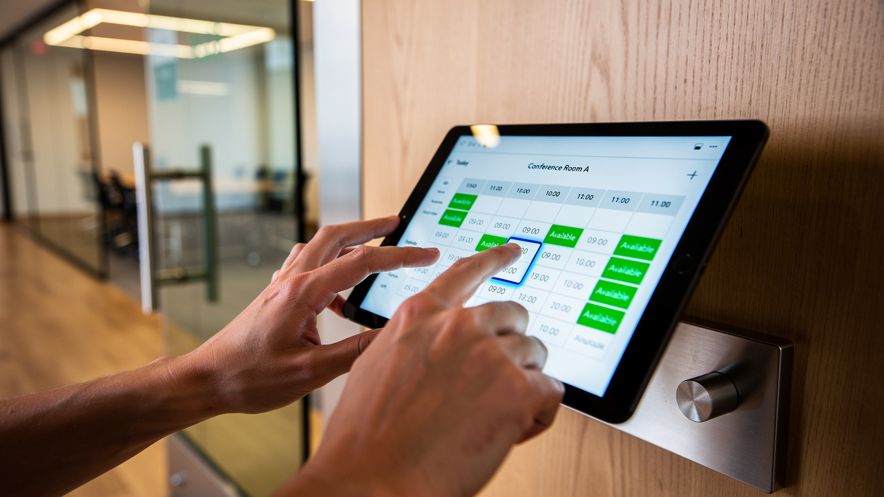 Tablet com sistema digital de reserva de salas corporativas